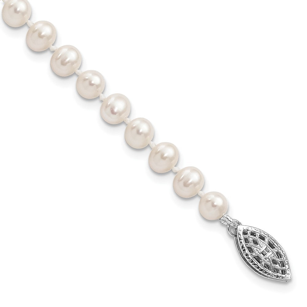 Polished;Sterling silver;Freshwater cultured pearl;Pearl clasp;White